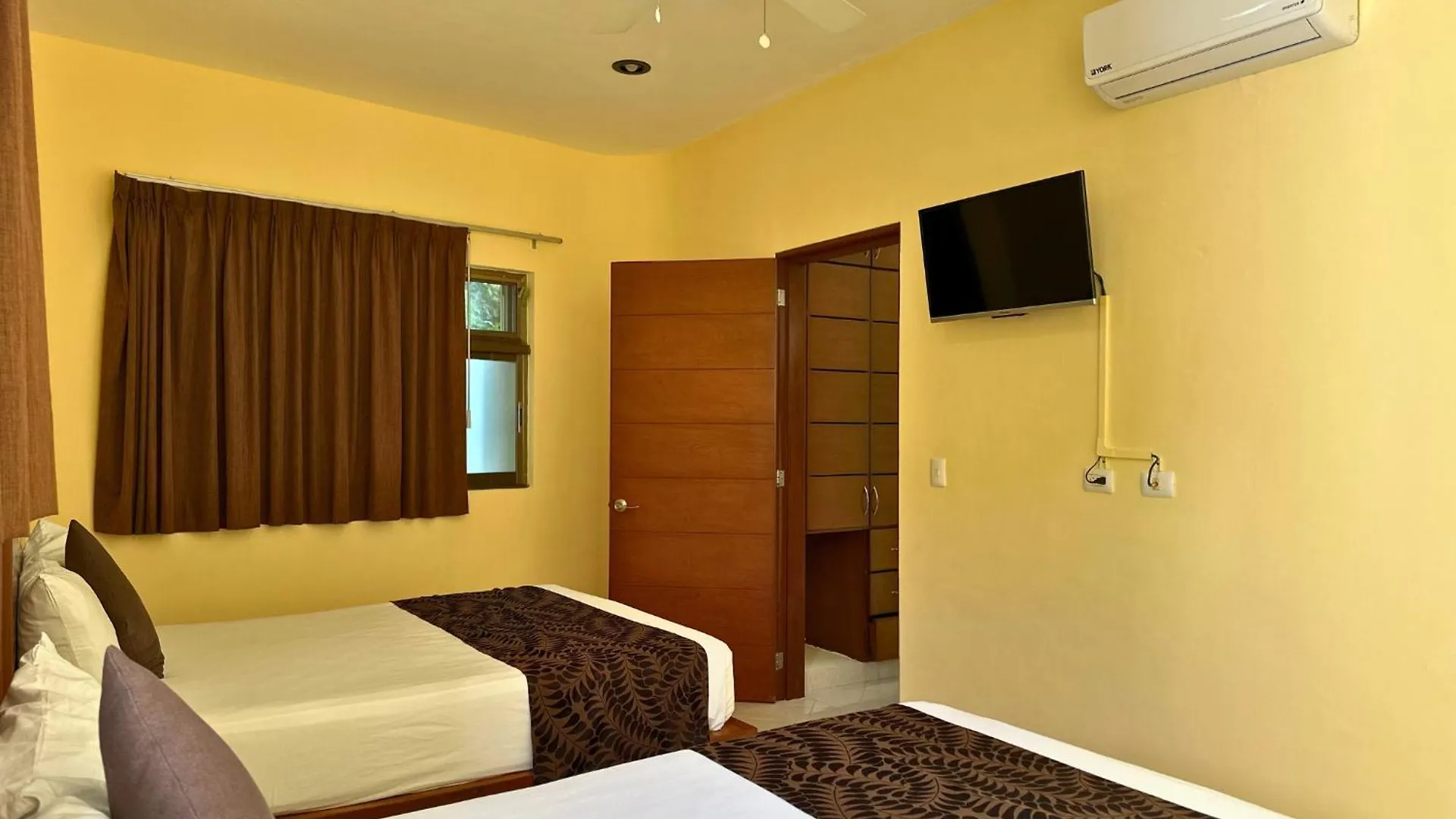 Hotel San Miguel بلايا ديل كارمن 3*,  المكسيك